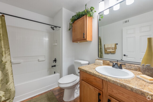 2BR, 2BA - 962SF - Second Bathroom