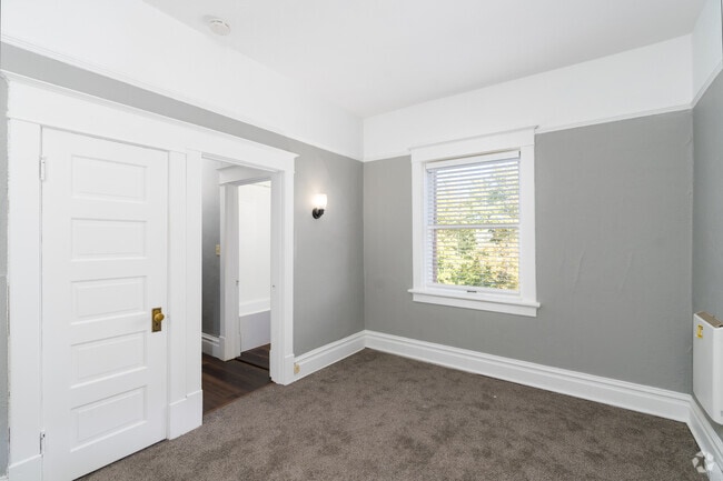 1BR, 1BA - 744SF - Bedroom