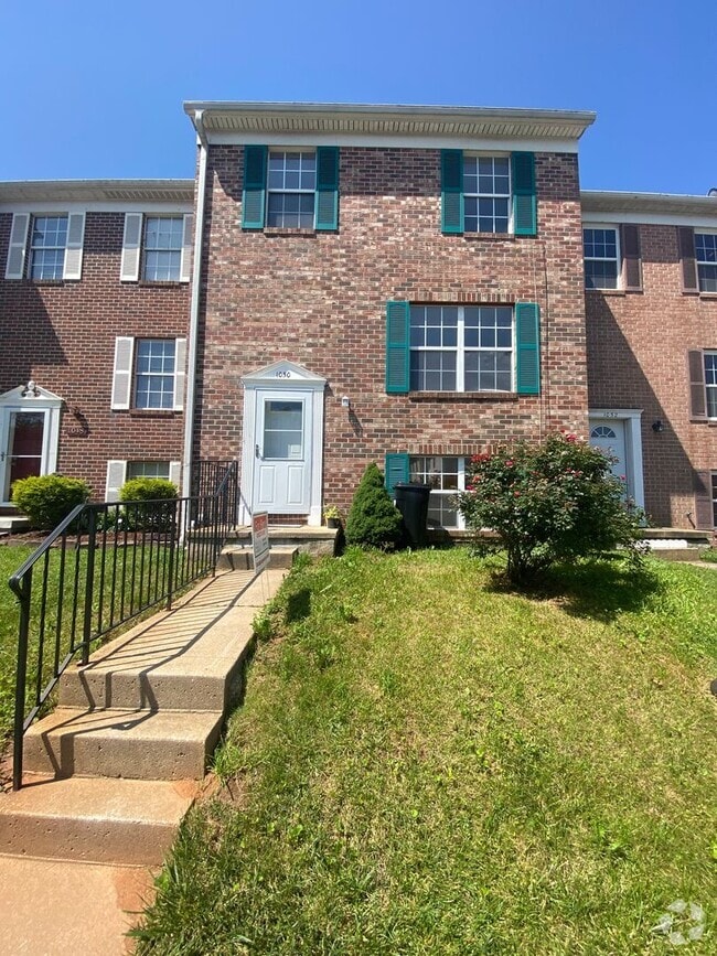 Building Photo - Spacious 5 Bedroom, 2 Bath Townhome – Edge...