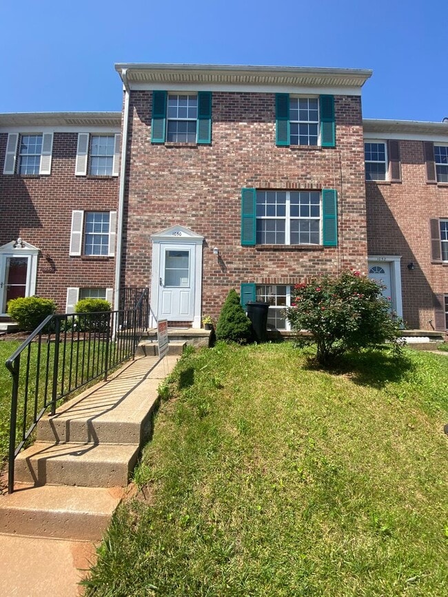 Spacious 5 Bedroom, 2 Bath Townhome – Edge... - Spacious 5 Bedroom, 2 Bath Townhome – Edge...