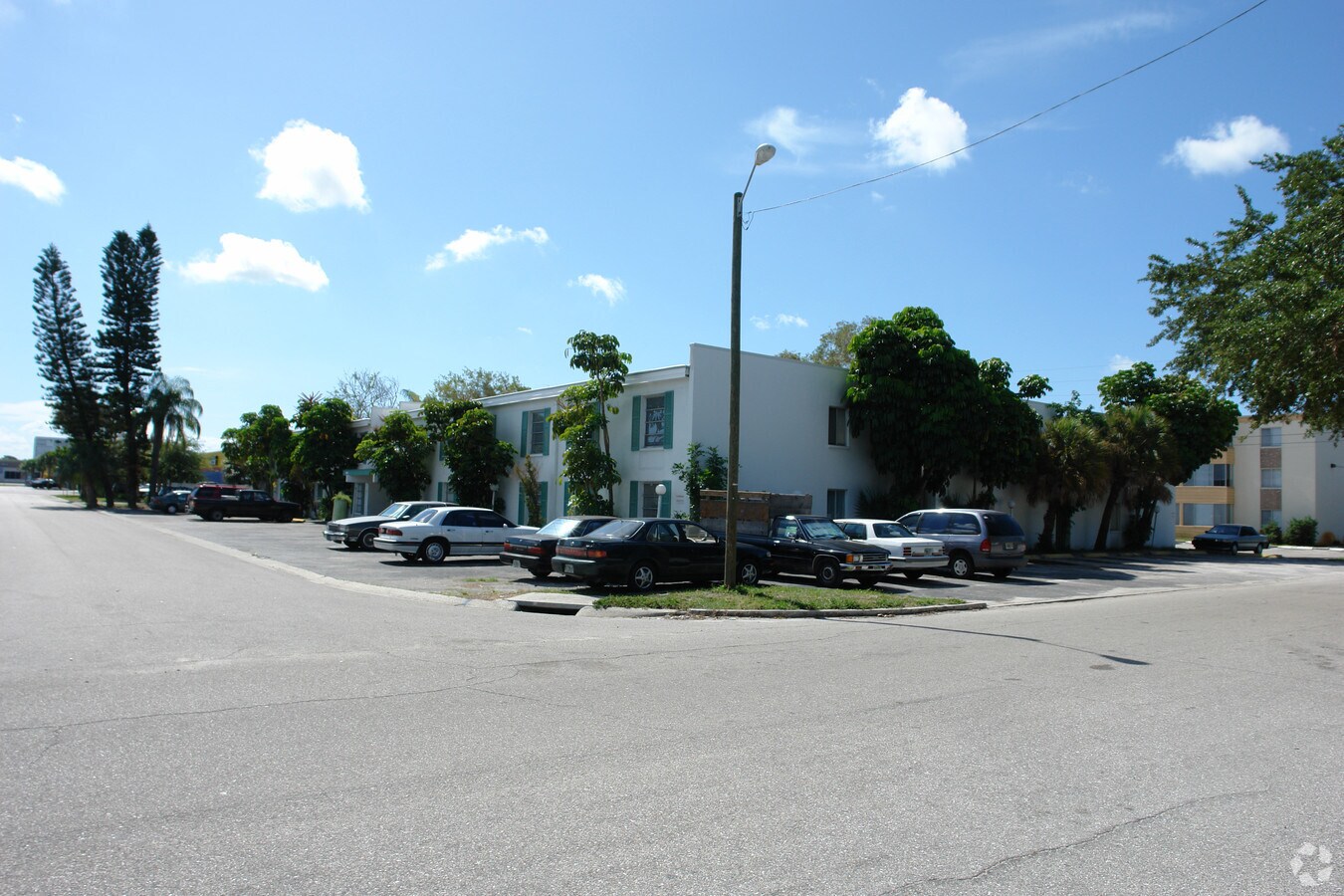 Lee Plaza Apartments - Lee Plaza Apartments
