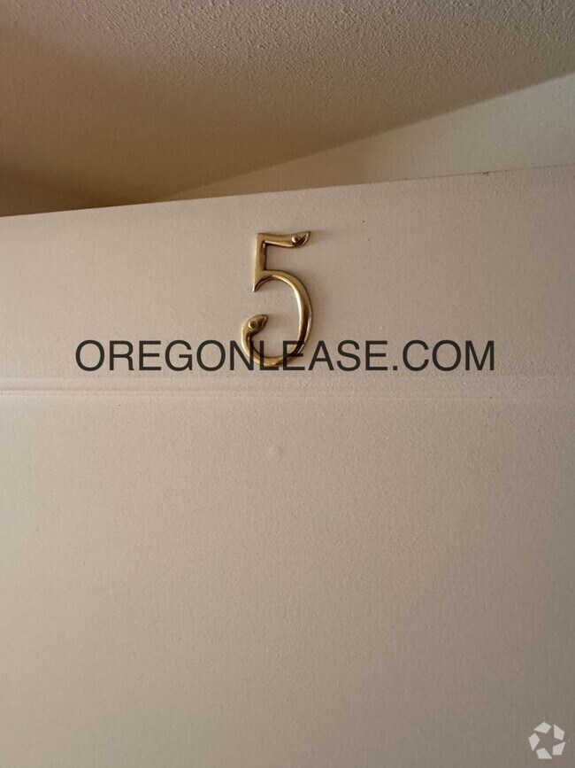 Building Photo - Large One bedroom downtown Eugene Apartment Unit 1223 Ferry st #5