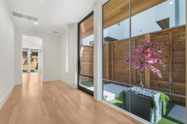 Photo - 3619 Springbrook St