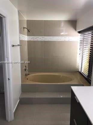 Photo - 637 Executive Center Dr Unidad N107