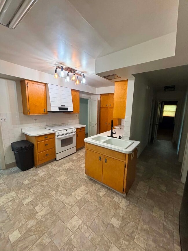 Photo - 917 2nd Pl NE