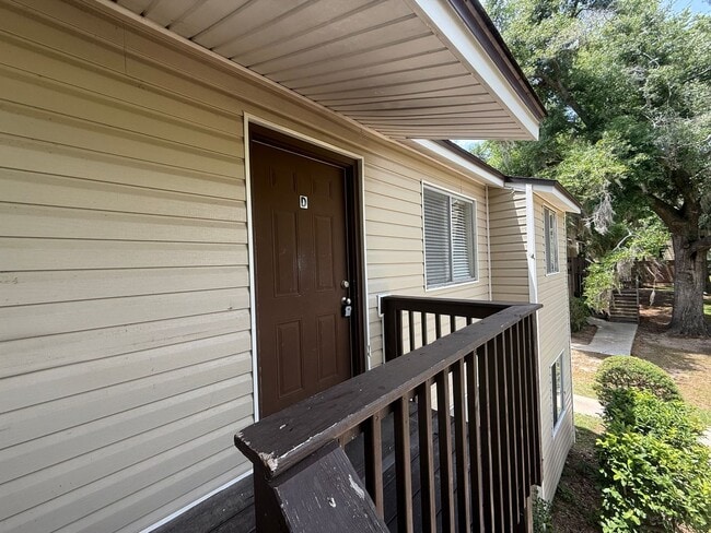 Building Photo - Upstairs Unit D