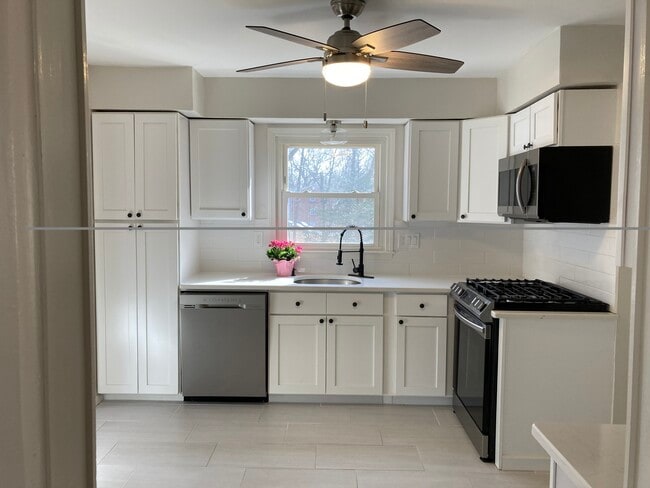 Building Photo - 162 Railroad Ave Unit 162