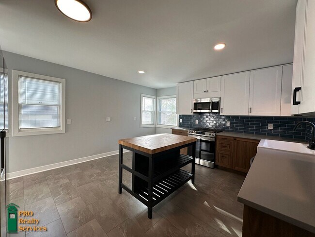 Photo - 4 Bedroom Home **Half Off 1 Month's Rent w...