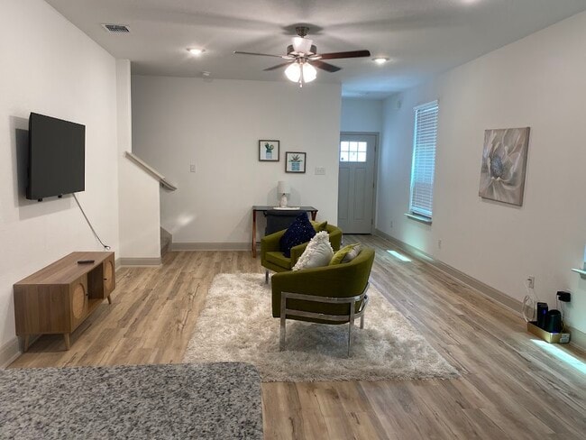Living Room / Entry - 7511 Gramercy Way