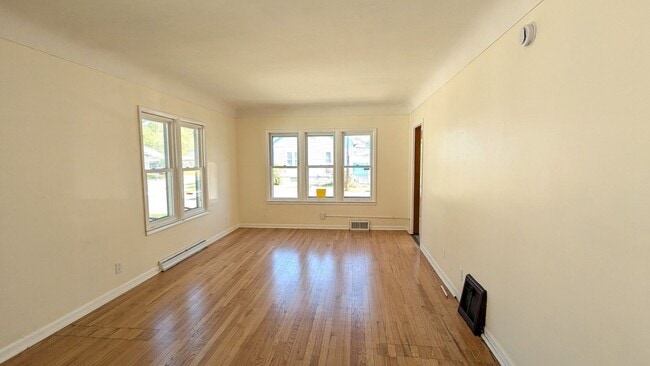 Photo - 969 Fleming- 2 bedroom house with basement and garage