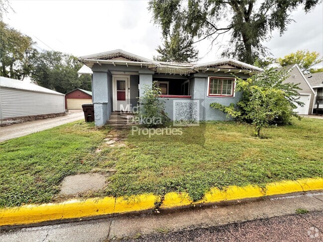 Building Photo - 415 N Capital-3 Bedroom house