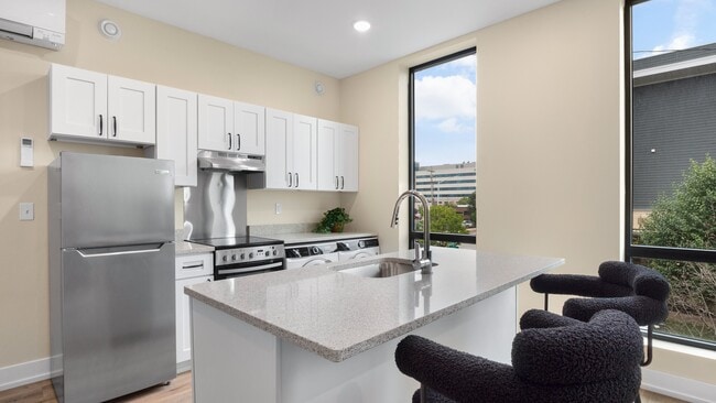 Building Photo - Wealthy & Sheldon Rental