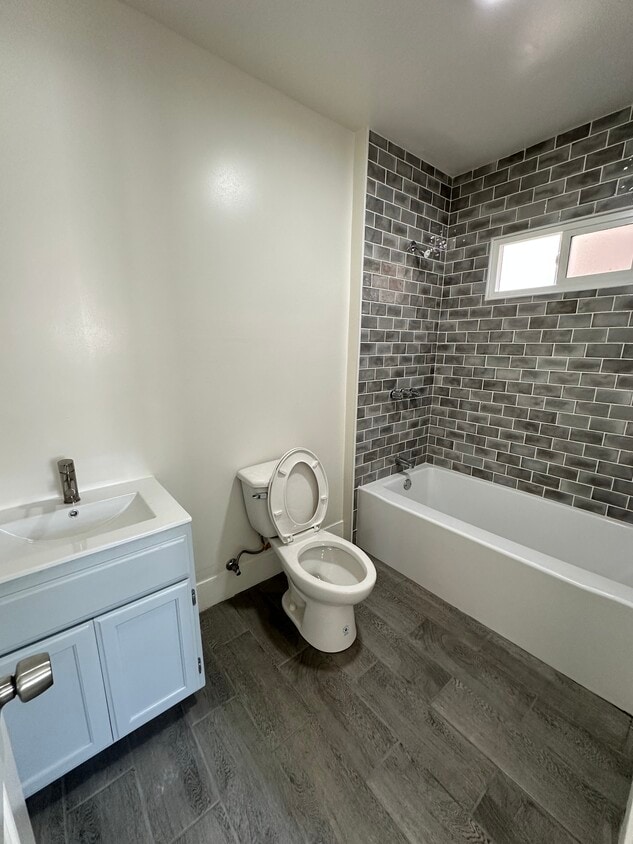Bathroom - 957 W 45th St (Los Angeles, CA)
