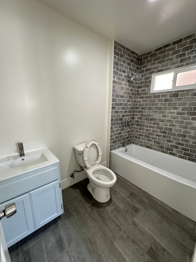 Bathroom - 957 W 45th St Apartments