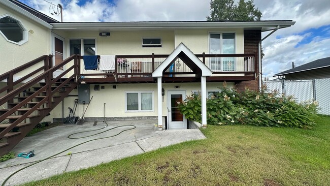 Building Photo - 2Bed/1Ba/1Car Amazing Apartment on Riverview Dr., All Util. Includ., sorry no pets. Unit #2