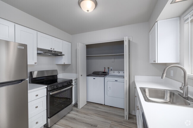2BR, 1BA - 925SF