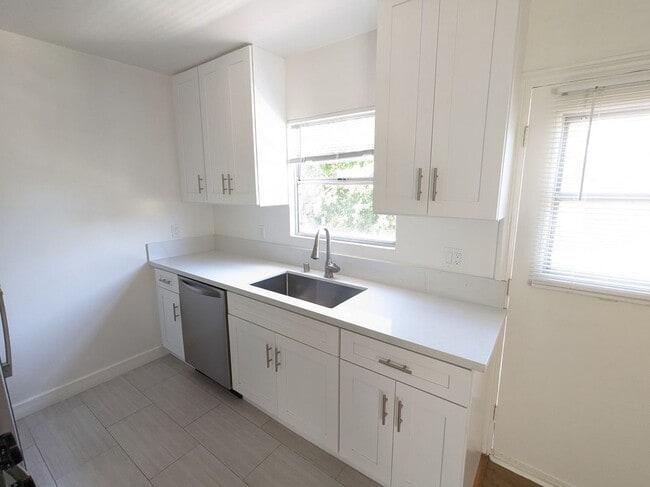 Photo - 1320 N Martel Ave Unidad 7