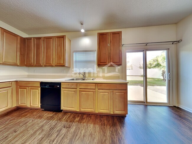 Photo - 1447 River of May St