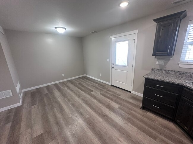 Photo - 550 Trails End