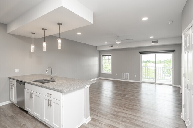 1BR, 1BA - 900SF - Living Area - Creekview Court