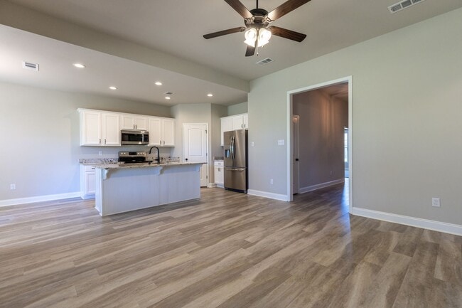 Photo - 3 Bedrooms / 2 Bathrooms in Silverhill! Mid-August