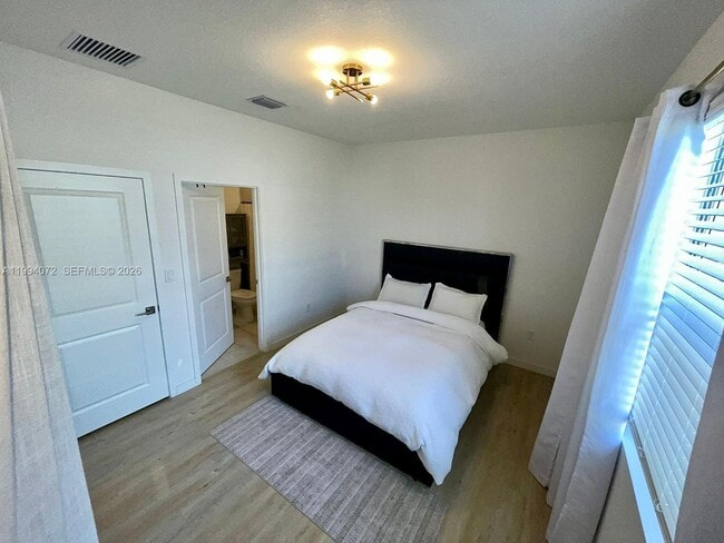 Photo - 456 NE 4th St