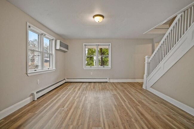Building Photo - Newly Renovated 4-Bedroom House with Moder...