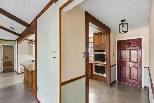1105 N Riviera Cir