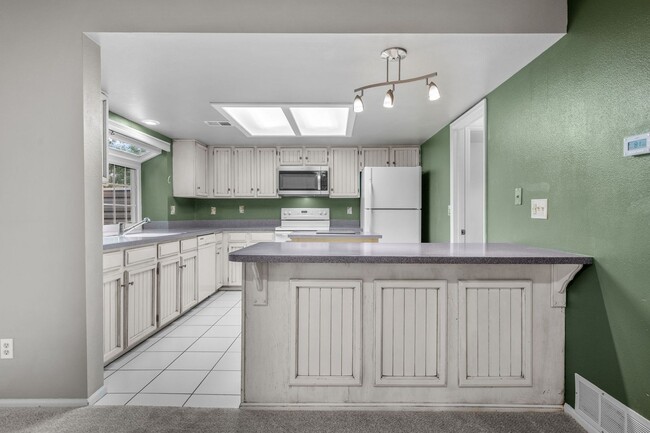 Photo - 2 Bed 2 Bath  in Heather Ridge Unidad A Rental