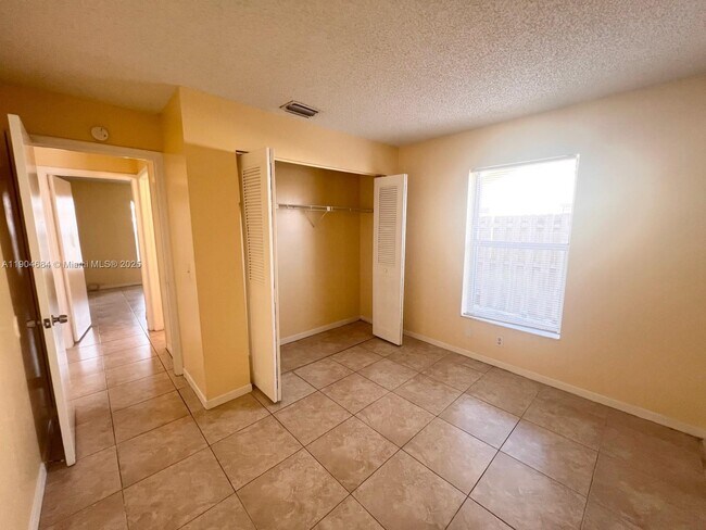Photo - 3737 Mil-Lake Cir Unidad 3737