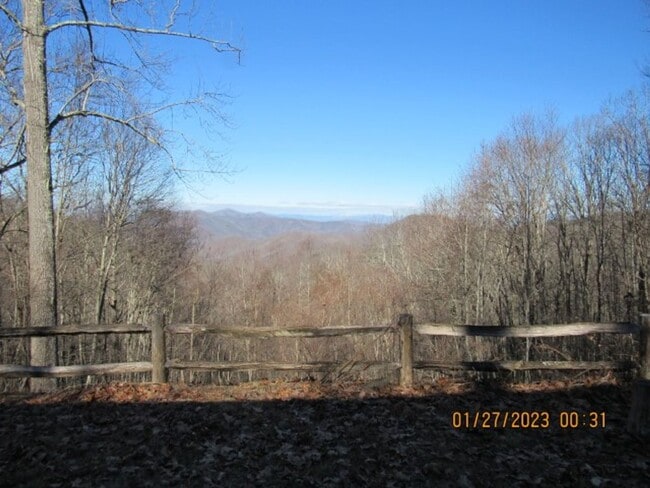 Photo - $1,700 - 2 Bedroom / 2 Bath Fully Furnished Cabin with an Amazing View in the Pumpkintown Community