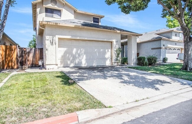 Building Photo - IDEAL 4 BEDROOM RENTAL OPPORTUNITY! CENTRAL TO ALL OF BRENTWOOD!