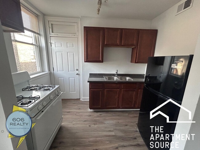 Building Photo - 2004 W Jarvis Ave Unit 3