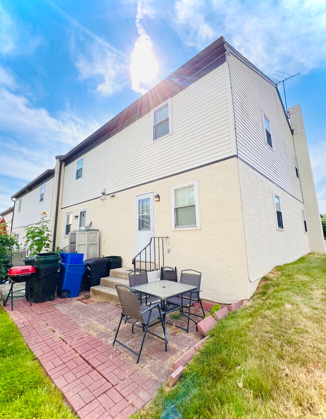 Photo - 515 N York Rd