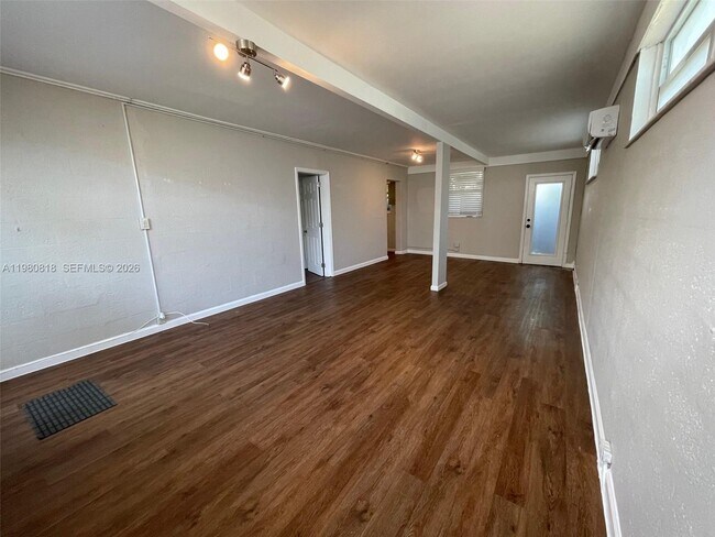 Photo - 305 NE 15th Ave Unit REAR