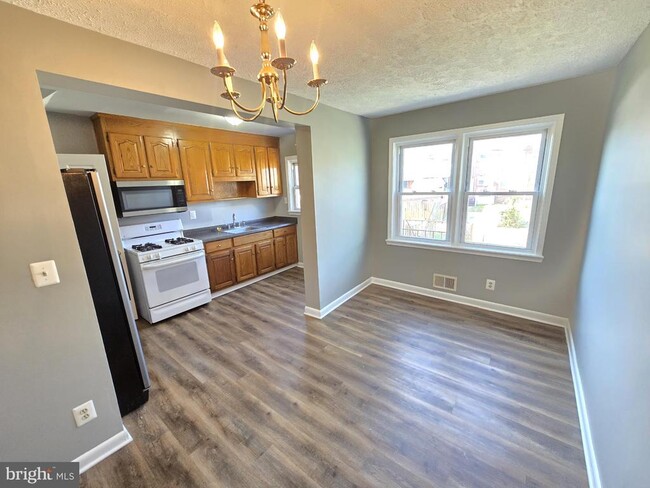 Photo - 2205 Redthorn Rd
