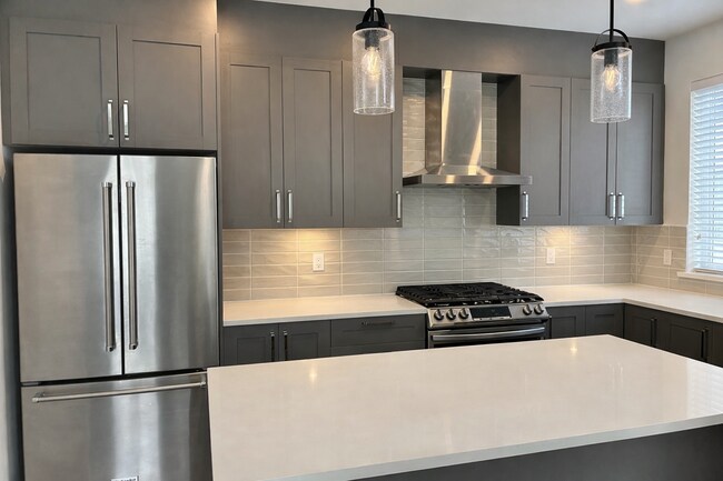 Photo - 7288-7188 188 St