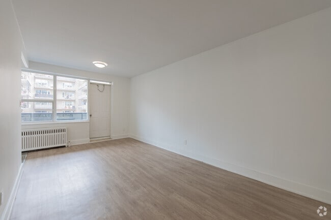 BACHELOR - 455SF - Living Room - 100 Cosburn Ave