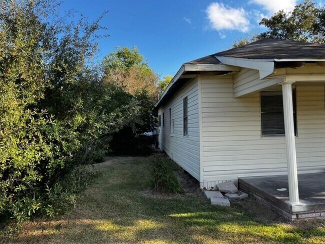 1648 W Rev Dr Ransom Howard St