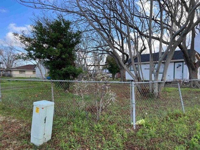 Photo - 240 Boudreaux St