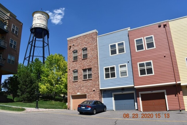 Building Photo - Beautiful 2 Bedroom Townhome / Old Town Ar...