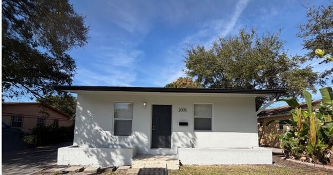 Building Photo - 2005 Dock St