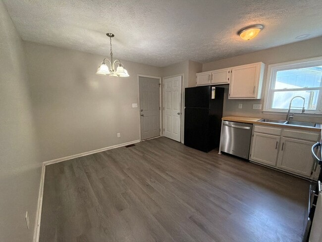 Photo - NEW LISTING!!