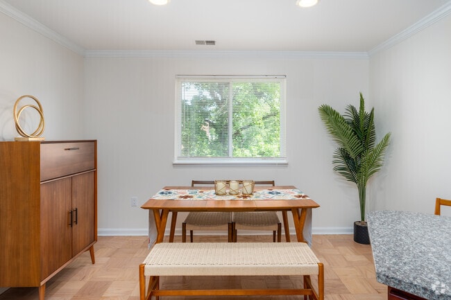 2BR, 1 BA - 927SF