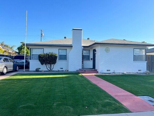 Building Photo - 3 Bd/ 2 Ba home including Solar