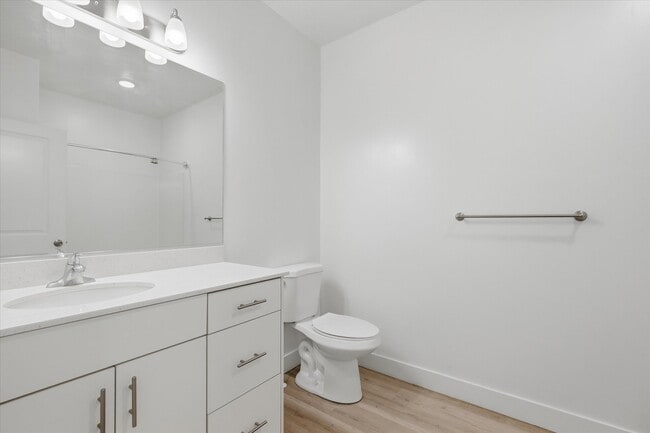 Photo - 475 W 60 S