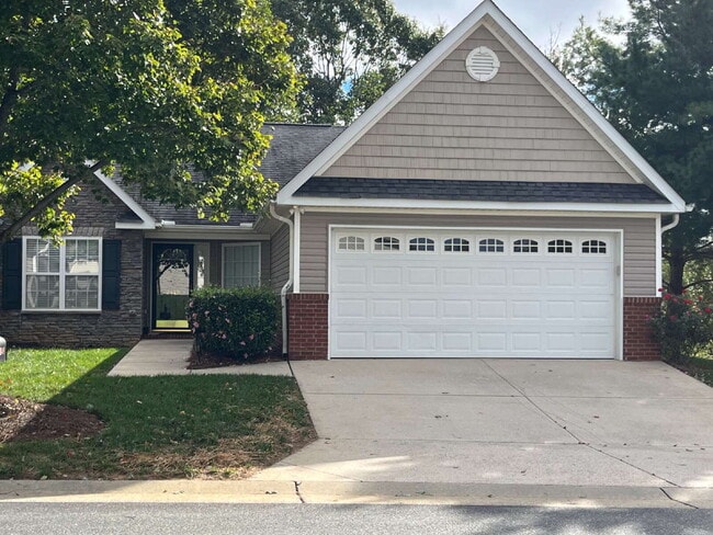 Building Photo - "Charming 3-Bed Townhouse with Granite Tou...