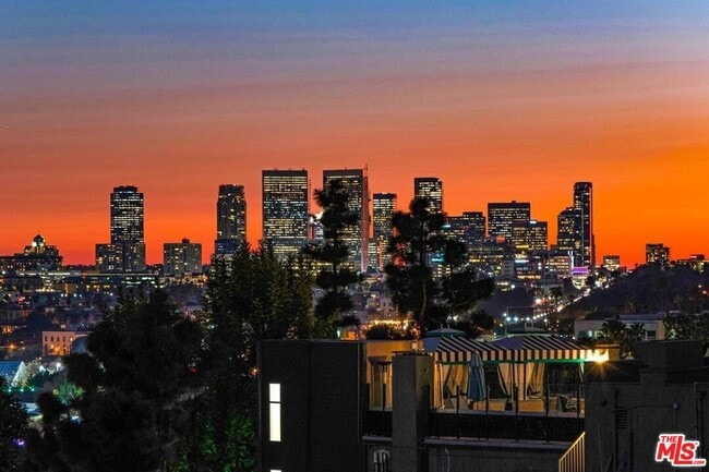 Building Photo - 8550 Holloway Dr Unit 305