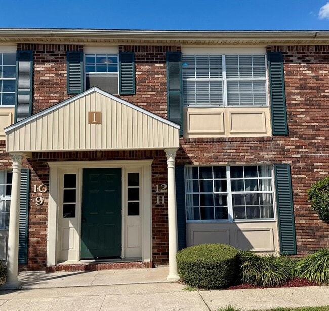 Building Photo - 1920 E Edgewood Dr Unit I12