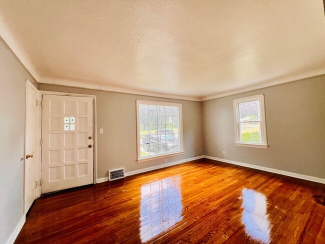 Photo - 8606 Rosewood Ave